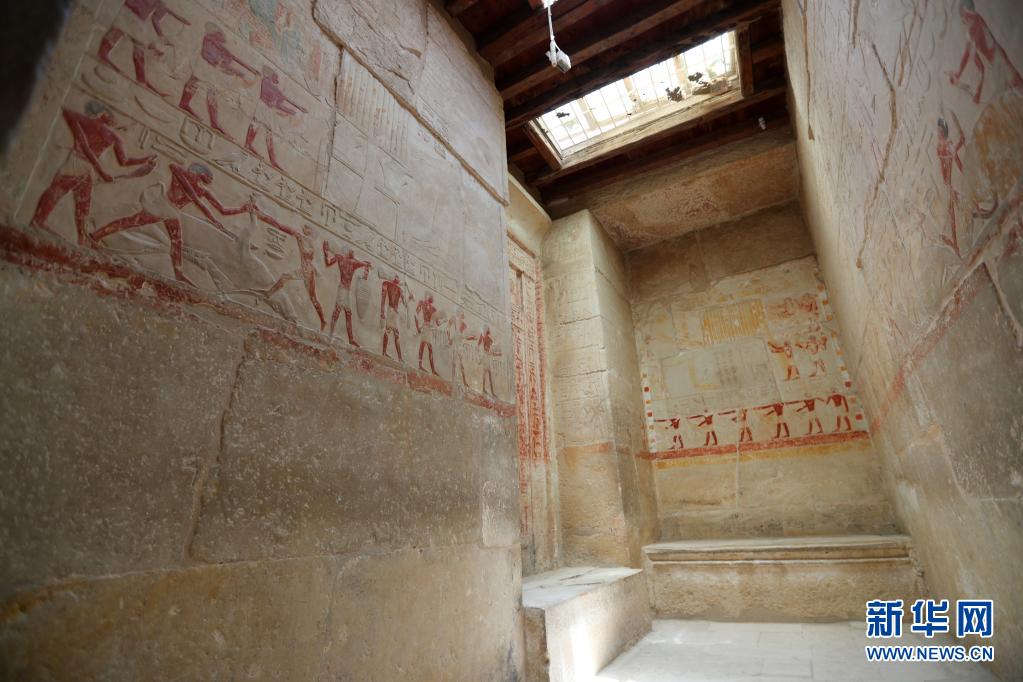 Hii ni picha iliyopigwa tarehe 3, Agosti, katika eneo la Saqqara, kusini mwa mji mkuu wa Cairo, Misri, kuhusu michongo ya picha za sanamu ukutani ndani ya kaburi la ofisa mmoja.
