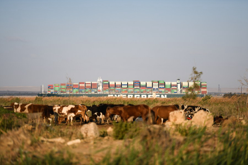 Picha iliyopigwa Machi 29, 2021 ikionesha meli ya makontena ya Ever Given ikielea katika maji kwenye Mfereji wa Suez, Misri. (Xinhua/Wu Huiwo)
