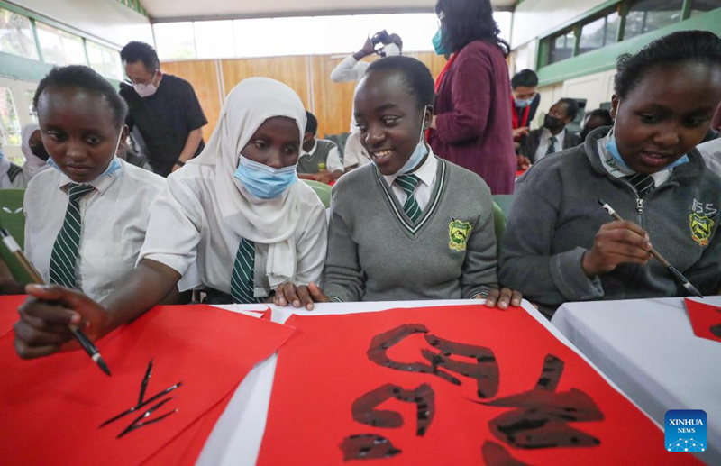 Wanafunzi wa Kenya Wajifunza kuandika Neno la Lugha ya Kichina “Fu” ya Mwaka Mpya wa Jadi wa China