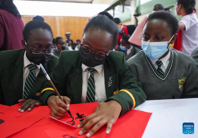 Wanafunzi wa Kenya Wajifunza kuandika Neno la Lugha ya Kichina “Fu” ya Mwaka Mpya wa Jadi wa China