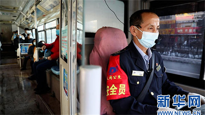  Bw. Feng Bing akieleza kuhusu mji wa kale wa Datong.（Xinhua/Mpiga picha: Wu Yinbing）