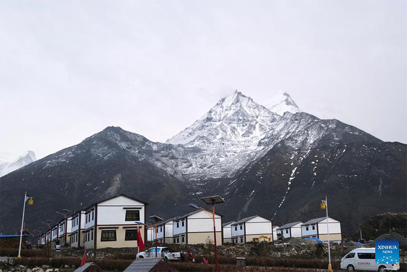Picha iliyopigwa Aprili 10, 2022 ikionyesha nyumba mpya zilizojengwa baada ya tetemeko la ardhi la Mwaka 2015, katika Kitongoji cha Rongxar, Eneo la Dingri, Katika Mkoa wa Tibet,  China. (Xinhua/Liu Ying)