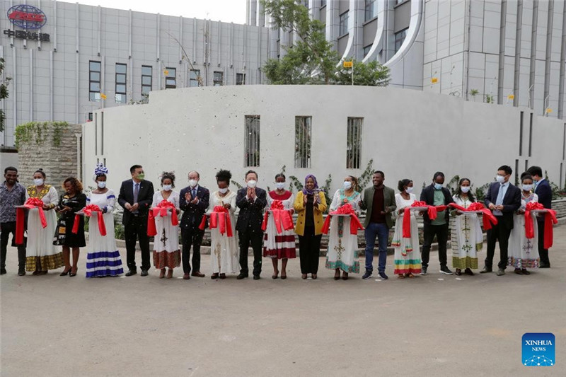 Wawakilishi wakikata utepe wakati wa uzinduzi wa Barabara ya Mekanisa Abo mjini Addis Ababa, Ethiopia, Mei 25, 2022. Serikali ya Ethiopia Jumatano wiki hii imepongeza makampuni ya China kwa jitihada zao za kuwajibika kijamii katika nchi hiyo ya Afrika Mashariki. Kauli hiyo imetolewa na Yasmin Wohabrebbi, Naibu Meya wa Addis Ababa, wakati wa uzinduzi wa Barabara ya Mekanisa Abo mjini. Mradi huo umefadhiliwa na kujengwa na Kampuni ya Uhandisi na Ujenzi ya China (CCECC), ikiwa ni sehemu ya jitihada zake za kuwajibika kijamii. (Xinhua/Wang Ping)