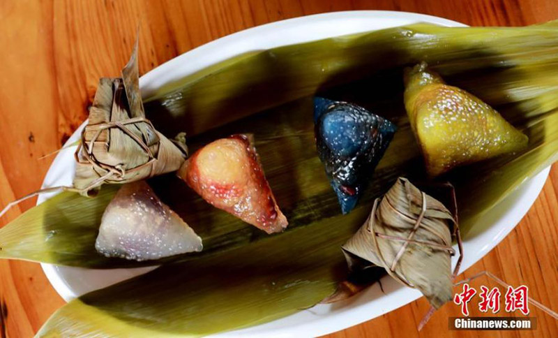 Wanavijiji watengeneza Zongzi huko Guangxi ili kukaribisha kuwadia kwa Sikukuu ya Ngalawa za Dragon ya China