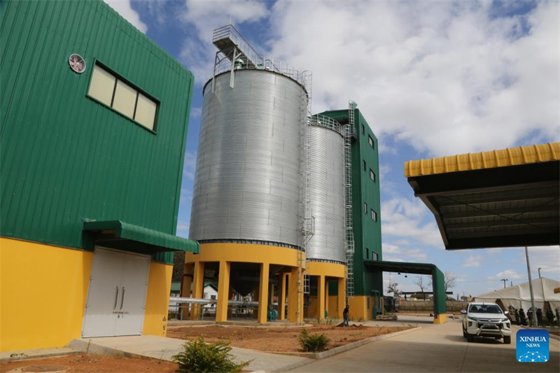 Picha iliyopigwa Juni 2, 2022 ikionyesha kiwanda cha kusaga nafaka kilichofadhiliwa na China huko Lusaka, Zambia. Siku ya Ijumaa Zambia ilizindua rasmi mitambo mitatu ya kisasa ya kusaga nafaka iliyofadhiliwa na China. (Xinhua/Zhang Yuliang)