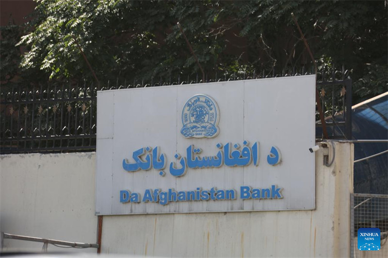 Picha iliyopigwa Juni 19, 2022 ikionyesha nembo ya Benki Kuu ya Afghanistan, Benki ya Da Afghanistan (DAB), huko Kabul, Afghanistan. Benki Kuu ya Afghanistan, inayofahamika kwa jina la Benki ya Da ya Afghanistan (DAB), imesema Jumapili kuwa itaingiza zaidi dola milioni 12 za Kimarekani katika soko la ndani ili kukuza sarafu ya Afghanistan. (Picha na Saifurahman Safi/Xinhua)