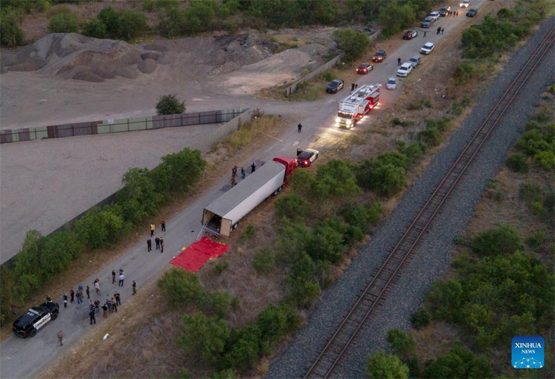 Picha iliyopigwa Juni 27, 2022 ikionyesha eneo ambalo inadhaniwa ni la tukio la kusafirisha watu wengi kimagendo ambao walikutwa wamefariki huko San Antonio, Texas, Marekani. Mamlaka zilisema Jumanne kwamba, idadi ya vifo vya wahamiaji waliopatikana ndani ya lori lenye tela la magurudumu 18 na kutelekezwa huko San Antonio, Marekani Jumatatu wiki hii imeongezeka na kufikia watu 50. (Picha na Nick Wagner/Xinhua)