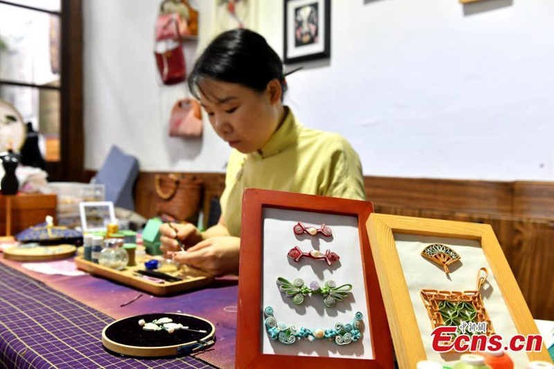 Tarehe 3, Julai, 2022, Xu Dongfang akifuma kifungo cha nguo cha jadi cha China huko Fuzhou, Mkoa wa Fujian wa China. (Picha/ChinaNews)