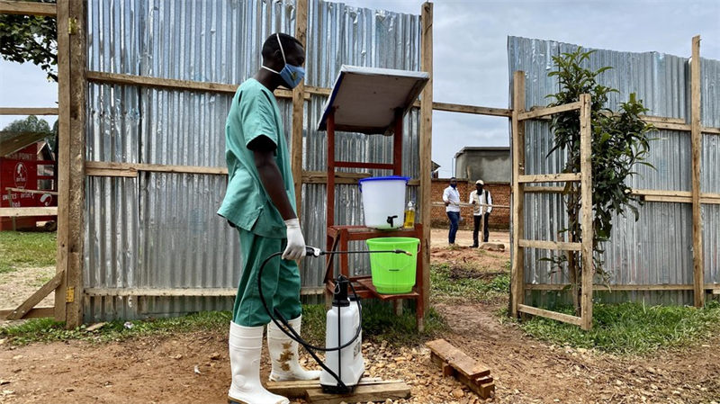 Picha hii kutoka maktaba iliyopigwa Tarehe 21 Machi 2021, ikionyesha mhudumu wa afya akinyunyizia dawa za kuua vijidudu kwenye kituo cha matibabu cha Ebola katika Mkoa wa Kivu Kaskazini, nchini Jamhuri ya Kidemokrasia ya Kongo (DRC). (Picha na Alain Uaykani/Xinhua)