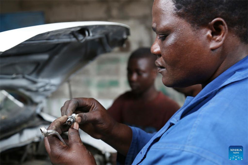 Jane Goodluck Isowe akifanya kazi kwenye karakana yake ya ukarabati wa magari Magomeni Mwembechai jijini Dar es Salaam, Tanzania, Agosti 22, 2022. (Picha na Herman Emmanuel/Xinhua)