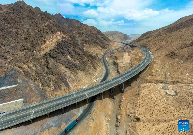 Picha iliyopigwa tarehe 9, Mei kutoka angani ikionesha sehemu ya barabara ya mwendo kasi ya Yetimbulak-Ruoqiang kwenye Mkoa unaojiendesha wa Xinjiang Uyghur, Kaskazini Magharibi mwa China. (Picha/Xinhua)