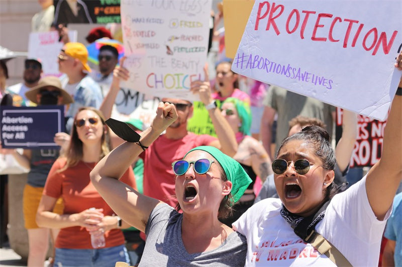Waandamanaji wakiwa wamekusanyika nje ya Ukumbi wa Jiji la Los Angeles, katikati mwa mji wa Los Angeles, California, Marekani, Juni 25, 2022. (Xinhua)