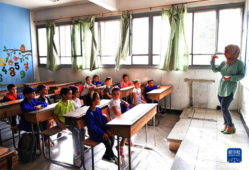 Septemba 4，mwalimu akitoa mafunzo katika darasa la shule moja ya Damascus, Syria.