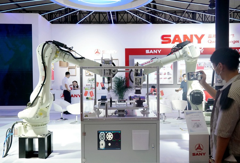 Picha iliyopigwa Agosti 18, 2022 ikionyesha roboti ya viwandani kwenye maonyesho ya Mkutano wa Dunia wa Roboti Mwaka 2022  uliofanyika kuanzia Agosti 18 hadi 21 mjini Beijing. (Xinhua/Zhang Chenlin)