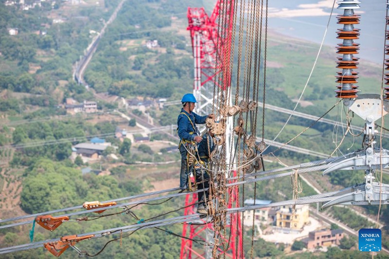 Kazi ya kuunganisha nyaya za umeme kati ya Baihetan-Zhejiang zinazopitishwa kuvuka Mto Changjiang yakamilika