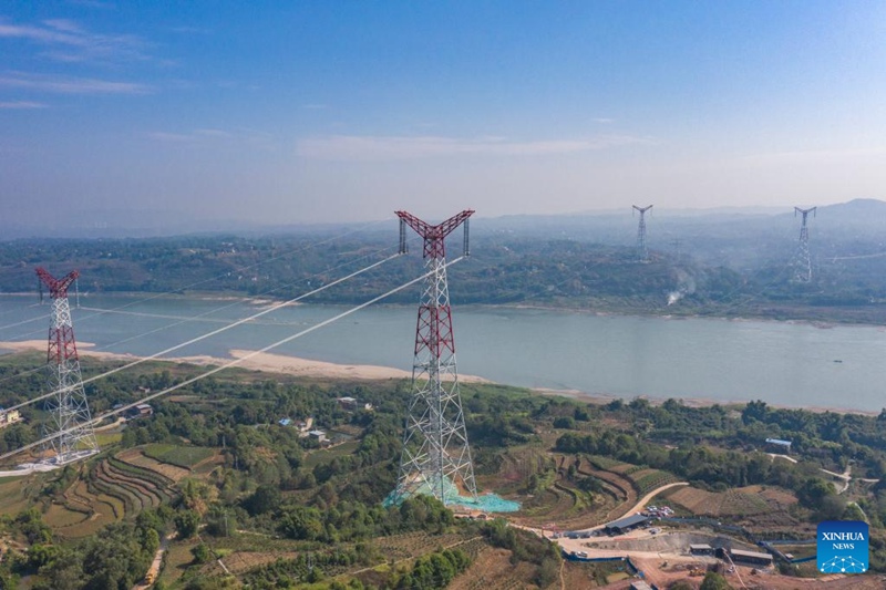 Picha ikionesha kazi ya kuunganisha nyaya za umeme zinazopitishwa kuvuka Mto Changjiang katika mradi wa kupeleka umeme ya 800kv UHVDC wa Baihetan-Zhejiang (sehemu ya Chongqing) huko Chongqing, Kusini Magharibi mwa China Septemba 13, 2022.