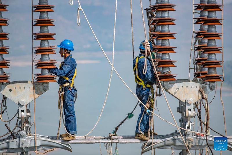Kazi ya kuunganisha nyaya za umeme kati ya Baihetan-Zhejiang zinazopitishwa kuvuka Mto Changjiang yakamilika