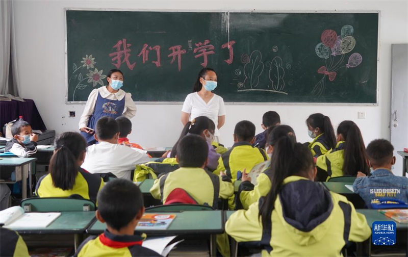 Walimu wakifundisha masomo katika Shule ya Msingi ya Kati ya Mji Mdogo wa Detuo, katika Wilaya ya Luding, Mkoa wa Sichuan, China, Septemba 14.