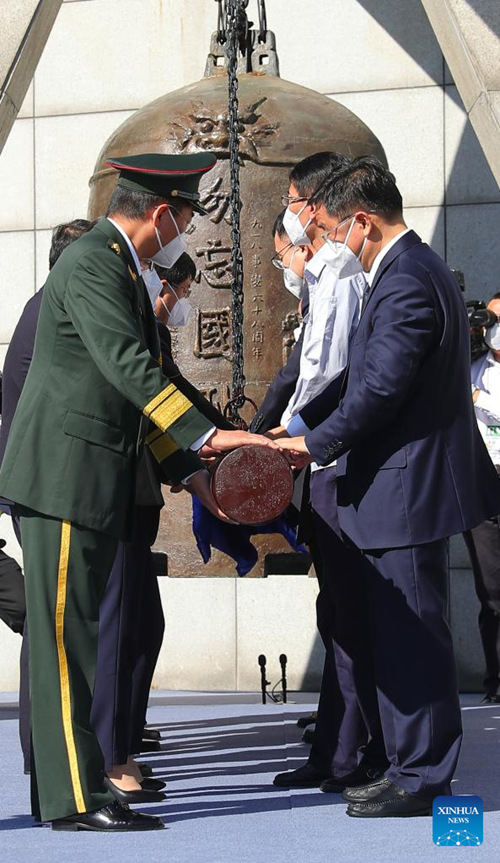 Tarehe 18, Septemba, 2022, Watu wakipiga kengele kubwa kwenye hafla ya kukumbuka tukio la Septemba 18 na Vita vya Watu wa China vya kupambana na uvamizi wa Jeshi la Japan kwenye jumba la makumbusho ya historia ya tukio la Septemba 18 huko Shenyang, Mji Mkuu wa Mkoa wa Liaoning wa Kaskazini Mashariki mwa China. (Xinhua/Yang Qing)