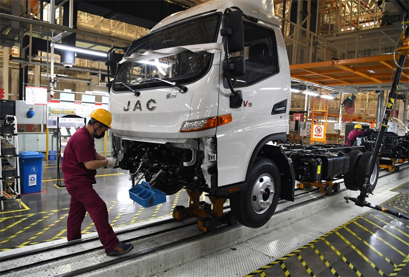 Aprili 21, Mwaka 2022，mfanyakazi akifanya kazi kwenye mstari wa  kuunda malori katika kituo cha uzalishaji cha Kampuni ya Kundi la Magari ya Jianghuai, katika Mji wa Hefei, Mkoa wa Anhui, China. (Mpiga picha:Bai Bin/Xinhua)