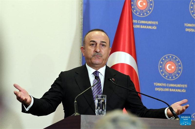 Waziri wa Mambo ya Nje wa Uturuki Mevlut Cavusoglu akizungumza kwenye mkutano na waandishi wa habari na Katibu Mkuu wa Jumuiya ya Kujihami ya nchi za Magharibi (NATO), Jens Stoltenberg (hayupo pichani) mjini Istanbul, Uturuki, Novemba 3, 2022. Sweden na Finland zimetimiza wajibu wao kwa Uturuki na zinapaswa kuruhusiwa kuingia NATO, Katibu Mkuu wa NATO Jens Stoltenberg amesema Alhamisi. Akijibu kauli ya Stoltenberg, Cavusoglu amesema kuwa nchi hizo mbili za Nordic hazijatimiza wajibu wao wote na zinapaswa kuchukua hatua zaidi. (Xinhua/Shadati)