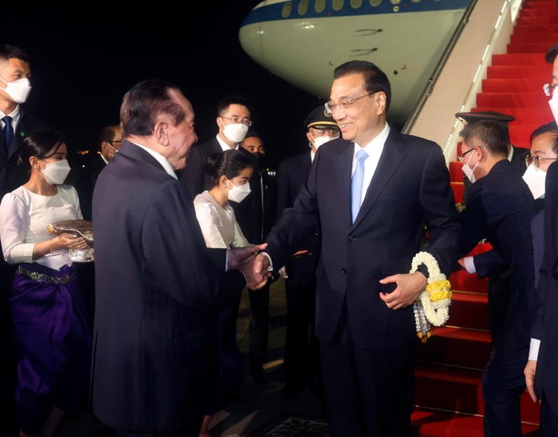 Waziri Mkuu wa China Li Keqiang akiwasili kwenye Uwanja wa Ndege wa Kimataifa wa Phnom Penh mjini Phnom Penh, Cambodia Novemba 8, 2022. Kwa mwaliko wa Waziri Mkuu Samdech Techo Hun Sen wa Ufalme wa Cambodia, Waziri Mkuu wa China Li Keqiang amewasili hapa Jumanne jioni kwa ajili ya mikutano mfululizo ya viongozi kuhusu ushirikiano wa Asia Mashariki na ziara rasmi nchini Cambodia. (Xinhua/Liu Weibing)