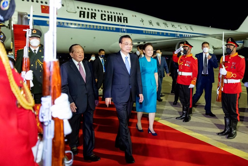 Waziri Mkuu wa China awasili Phnom Penh kwa mikutano ya viongozi kuhusu ushirikiano wa Asia Mashariki, ziara rasmi nchini Cambodia