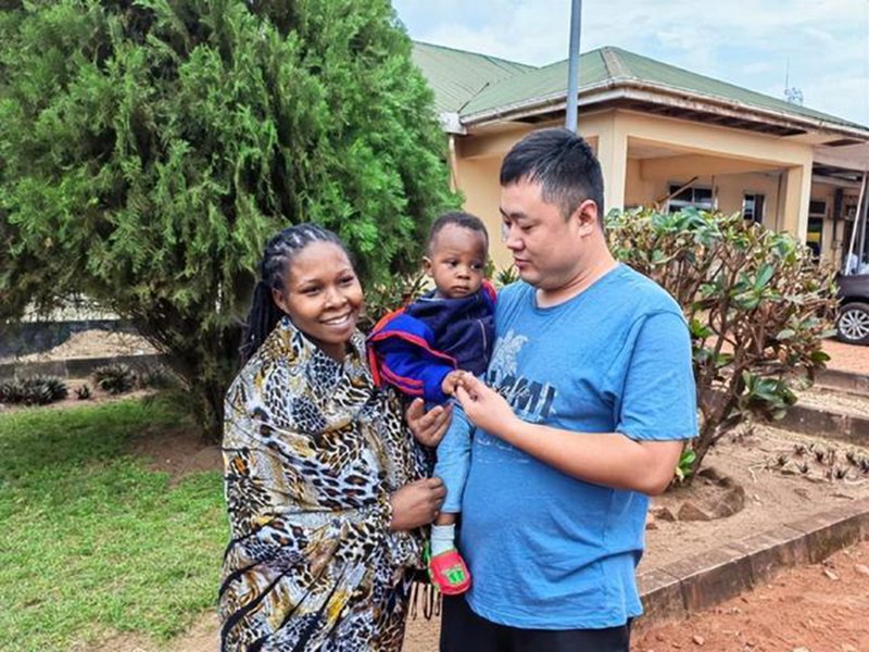 Picha hii ikionesha Zhang Lin pamoja na mtoto aliyeokolewa na mama yake. Picha ilitolewa na mhojiwa.