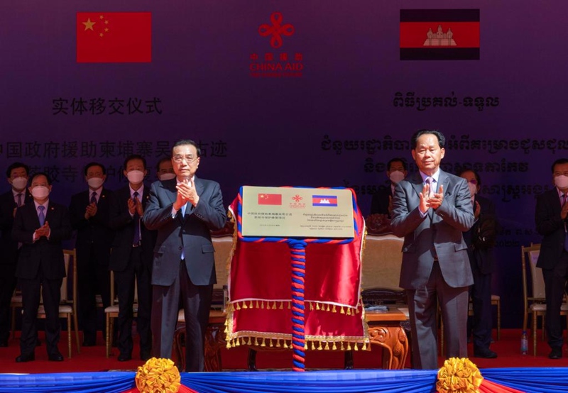 Waziri Mkuu wa China atembelea maonyesho ya mabadilishano ya urithi wa kitamaduni kati ya China na Cambodia, ashiriki kwenye hafla ya makabidhiano ya mradi wa kitamaduni