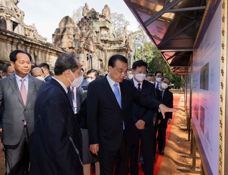 Waziri Mkuu wa China atembelea maonyesho ya mabadilishano ya urithi wa kitamaduni kati ya China na Cambodia, ashiriki kwenye hafla ya makabidhiano ya mradi wa kitamaduni