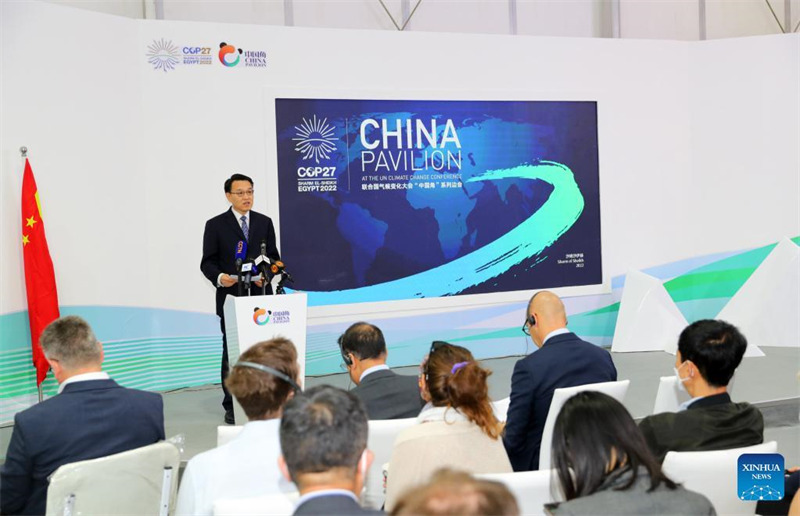 Zhao Yingmin (mbele kwenye mimbari), kiongozi wa ujumbe wa China kwenye Mkutano wa Nchi watia saini wa Mkataba wa Mfumo wa Umoja wa Mataifa wa Mabadiliko ya Tabianchi (COP27) ambaye pia ni Naibu Waziri wa Ikolojia na Mazingira wa China, akizungumza kwenye shughuli ya pembezoni yenye mada ya "Mikakati na Hatua za China katika Kukabiliana na Tabianchi" huko Sharm El-Sheikh, Misri, Novemba 10, 2022. Kukabiliana kikamilifu na mabadiliko ya tabianchi ni kazi "halisi na ya dharura," kiongozi wa ujumbe wa China kwenye mkutano wa mabadiliko ya tabianchi wa Umoja wa Mataifa amesema siku ya Alhamisi. (Xinhua/Sui Xiankai)