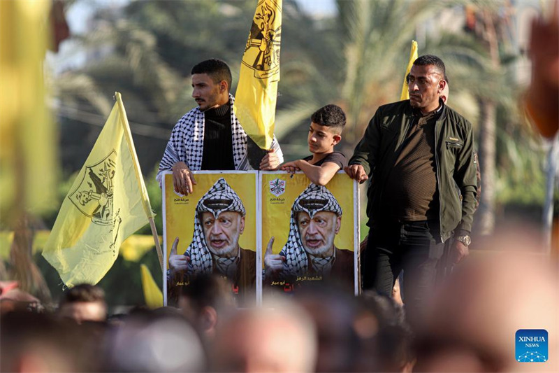 Watu wa Palestina wakishiriki madhimisho ya miaka 18 tangu kutokea kifo cha kiongozi wa Palestina Marehemu Yasser Arafat katika Mji wa Gaza, Novemba 10, 2022. Wapalestina Alhamisi wameadhimisha miaka 18 ya kifo cha kiongozi wa Palestina Marehemu Yasser Arafat. (Picha na Rizek Abdeljawad/Xinhua)