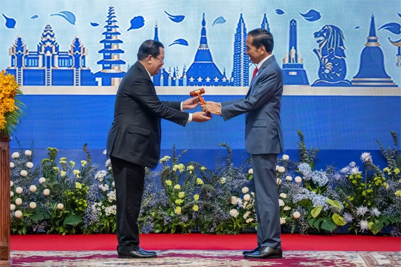 Waziri Mkuu wa Cambodia Samdech Techo Hun Sen (Kushoto) akimkabidhi Rais wa Indonesia Joko Widodo ishara ya Uenyekiti wa Jumuiya ya Nchi za Asia Kusini Mashariki (ASEAN) ambaye atakuwa ni Mwenyekiti anayefuata wa ASEAN katika hafla za kufunga Mikutano ya Kilele ya 40 na 41 ya ASEAN na Mikutano Husika huko Phnom Penh, Cambodia, Nov. 13, 2022. (Xinhua/Zhu Wei)
