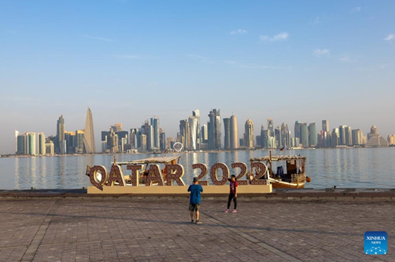 Watu wakipiga picha pamoja na  bango la Kombe la Dunia la FIFA 2022 kwenye barabara ya Doha Corniche huko Doha, Qatar tarehe 11, Novemba, 2022. (Xinhua)