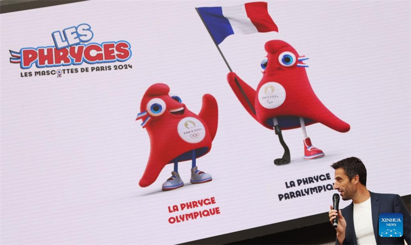 Picha iliyopigwa Novemba 14, 2022 ikiwaonyesha Phryges, wakizinduliwa kuwa maskoti rasmi wa Michezo ya Olimpiki ya Majira ya Joto na Michezo ya Olimpiki ya Majira ya Joto kwa Walemavu ya Paris 2024 kwenye mkutano na waandishi wa habari huko Saint Denis, Ufaransa. (Xinhua/Gao Jing)