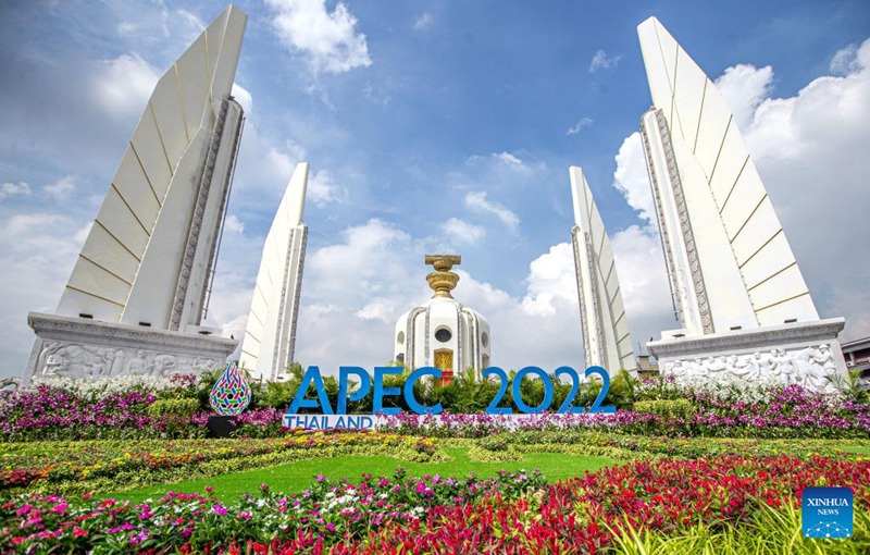 Picha iliyopigwa tarehe 16, Novemba, 2022 ikionesha alama ya mkutano wa APEC wa 2022 kwenye barabara ya Bangkok, Thailand.