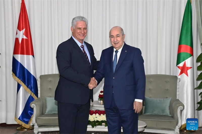 Rais wa Algeria Abdelmadjid Tebboune (Kulia) akikutana na Rais wa Cuba Miguel Diaz-Canel mjini Algiers, Algeria, Novemba 17, 2022. Abdelmadjid Tebboune Alhamisi amesisitiza "mshikamano wa kudumu" wa Algeria na Cuba katika mapambano ya Cuba ya kuondoa vikwazo vilivyowekwa kwa zaidi ya miongo sita.  (Ikulu ya Algeria/Kutumwa kwa Xinhua)