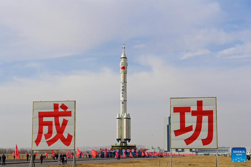Chombo cha anga ya juu cha Shenzhou-15 na roketi ya kubeba ya Long March-2F vikiwa tayari kuhamishiwa kwa pamoja katika eneo la Kituo cha Kurusha Satelaiti cha Jiuquan, Kaskazini-Magharibi mwa China, Novemba 21, 2022. (Picha na Wang Jiangbo/Xinhua)