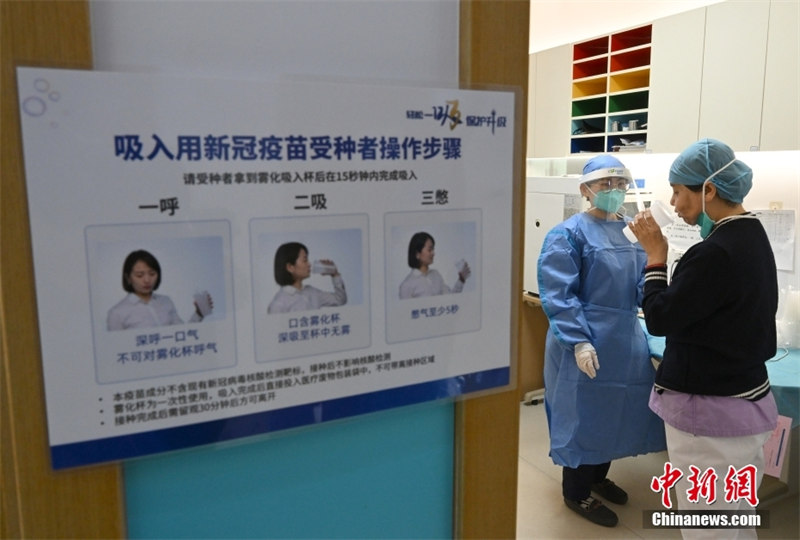 Tarehe 22, Novemba, daktari mmoja akivuta chanjo dhidi ya UVIKO-19 kwenye kituo cha huduma ya afya cha makazi ya pili ya Jianwai ya Eneo la Chaoyang la Beijing, China. 
