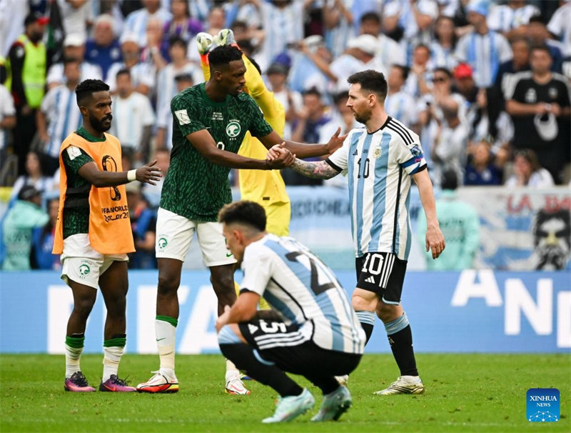 Feras Albrikan (kati) wa Saudi Arabia akisalimiana na Lionel Messi (kulia) wa Argentina baada ya mechi ya Kundi C kati ya Argentina na Saudi Arabia kwenye Kombe la Dunia la FIFA Mwaka 2022 kwenye Uwanja wa Lusail mjini Lusail, Qatar, Novemba 22, 2022. (Xinhua/Li Ga)