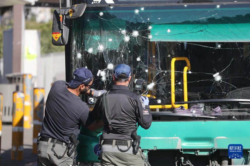 Tarehe 23, Novemba, polisi wa Israeli wakifanya uchunguzi kwenye sehemu iliyotokewa na  mlipuko huko Jerusalem.