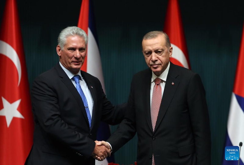 Rais wa Uturuki Recep Tayyip Erdogan (kulia) akisalimiana na Rais wa Cuba Miguel Diaz-Canel kwenye mkutano wa pamoja na waandishi wa habari mjini Ankara, Uturuki, Novemba 23, 2022. Rais wa Uturuki Recep Tayyip Erdogan amesema Jumatano kwamba nchi yake inataka kuimarisha ushirikiano na Cuba, na nchi hizo mbili zimetia saini mikataba sita katika nyanja za vyombo vya habari na mawasiliano, utamaduni na diplomasia. (Picha na Mustafa Kaya/Xinhua)