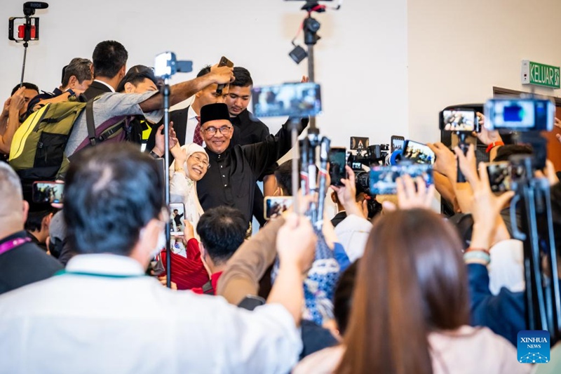 Waziri Mkuu mteule wa Malaysia Anwar Ibrahim akiondoka baada ya mkutano na waandishi wa habari kufuatia hafla za kuapishwa kwake huko Selangor, Malaysia, Novemba 24, 2022. Anwar Ibrahim, naibu waziri mkuu wa zamani, amekula kiapo siku ya Alhamisi na kuwa waziri mkuu mpya wa Malaysia. (Xinhua/Zhu Wei)
