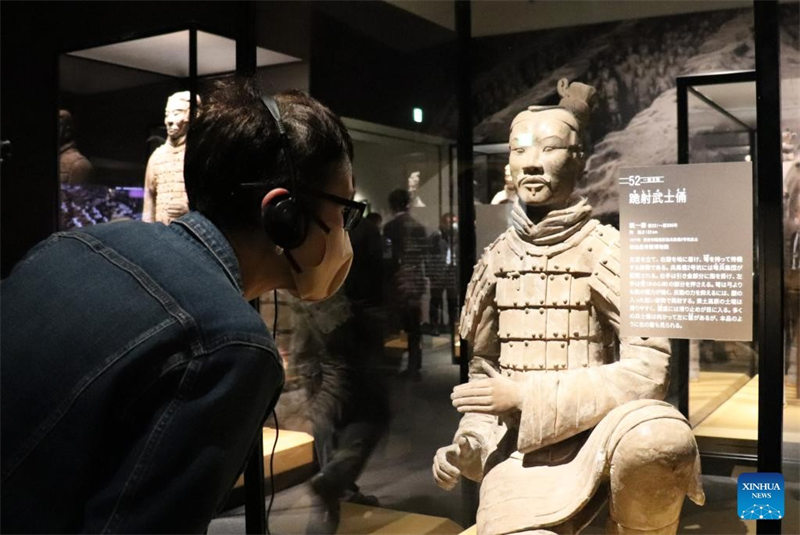 Mtembeleaji akitazama maonyesho kwenye ziara ya waandishi wa habari katika maonyesho ya "Mashujaa wa Terracotta na China ya Kale: Urithi kutoka kwa Enzi ya Qin na Han" kwenye Jumba la Makumbusho ya Kifalme la Ueno huko Tokyo, Japani, Novemba 21, 2022. Katika kuadhimisha miaka 50 tangu kuhalalisha uhusiano wa kidiplomasia kati ya China na Japan, maonyesho hayo yamefunguliwa hivi karibuni kwenye Jumba la Makumbusho ya Kifalme la Ueno mjini Tokyo, hatua ya mwisho ya maonyesho yake ya takriban mwaka mzima ya kusafiri nchini Japan. (Xinhua/Yang Guang)