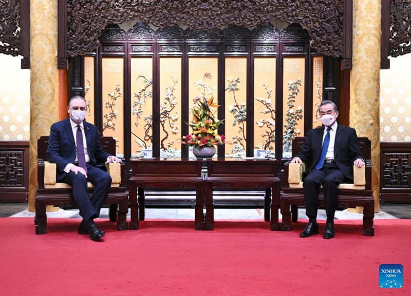 Waziri wa Mambo ya Nje wa China Wang Yi, ambaye pia ni mjumbe wa Ofisi ya Siasa ya Kamati Kuu ya Chama cha Kikomunisti cha China, akikutana na Balozi mpya wa Russia nchini China Igor Morgulov hapa Beijing, mji mkuu wa China, Novemba 27, 2022. (Xinhua/ Yan Yan)