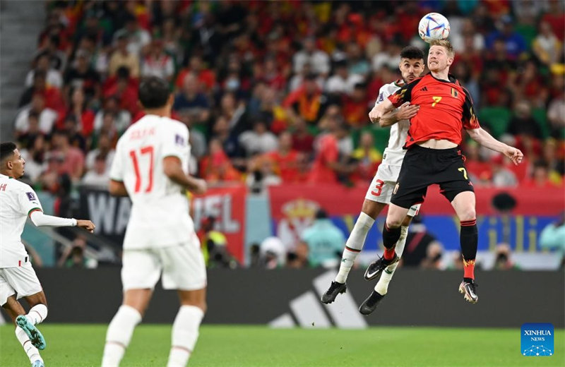 Kevin de Bruyne (juu kulia) wa Ubelgiji akichuana na Noussair Mazraoui wa Morocco kwenye mechi ya Kundi F kati ya Ubelgiji na Morocco ya Kombe la Dunia la FIFA la 2022 katika Uwanja wa Al Thumama mjini Doha, Qatar, Novemba 27, 2022. (Xinhua/Li Jundong )