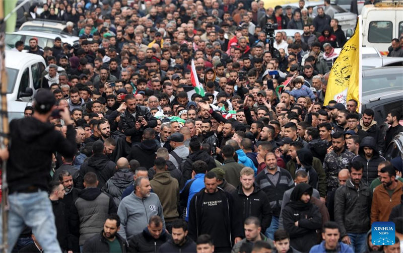 Waombolezaji wakiwa wamebeba miili ya Wapalestina waliouawa kwenye mapigano na wanajeshi wa Israel wakati wa mazishi katika kijiji cha Beit Rima karibu na Mji wa Ramallah, Kando ya Magharibi ya Mto Jordan, Novemba 29, 2022. (Picha na Ayman Nobani/Xinhua)