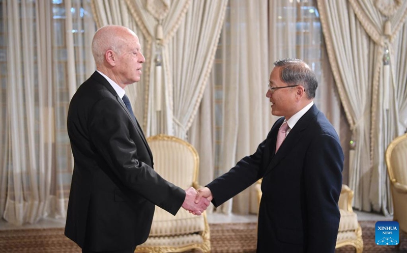 Rais wa Tunisia Kais Saied (Kulia) akisalimiana na Balozi wa China nchini Tunisia Zhang Jianguo kwenye mkutano wao mjini Tunis, Tunisia, Desemba 7, 2022. Katika mkutano huo wa Jumatano, Saied alisifu ushirikiano kati ya Tunisia na China, akielezea shukrani zake kwa msaada wa muda mrefu wa China kwa maendeleo ya Tunisia. (Ikulu ya Tunisia/Kutumwa Xinhua)