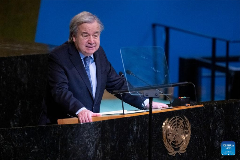 Katibu Mkuu wa Umoja wa Mataifa Antonio Guterres akihutubia mkutano wa Baraza Kuu wa kuadhimisha miaka 40 tangu kupitishwa na kufungua kwa kutiwa saini Mkataba wa Umoja wa Mataifa kuhusu Sheria ya Bahari, kwenye makao makuu ya Umoja wa Mataifa mjini New York, Desemba 8, 2022. Kadri bahari iko "katika hali mbaya," Mkataba wa Umoja wa Mataifa wa Sheria ya Bahari uliopitishwa miaka 40 iliyopita ni muhimu zaidi kuliko wakati wowote, Katibu Mkuu wa Umoja wa Mataifa Antonio Guterres amesema Alhamisi. (Eskinder Debebe/Picha ya UN/Kutumwa Xinhua)