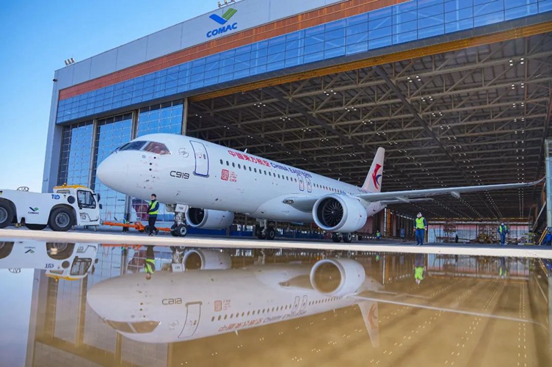 Ndege Kubwa ya Abiria C919 ya Kwanza duniani kuundwa na China yakabidhiwa kwa kampuni ya safari za ndege